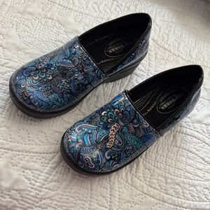 Easy Street Women's Blue Patterned Clogs